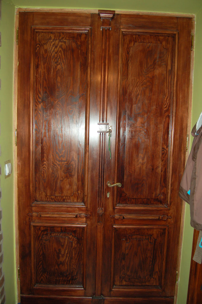 Drzwi drewniane do kamienicy