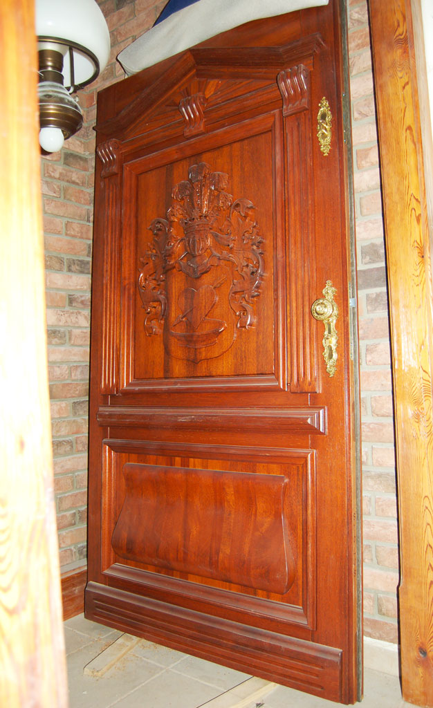 Drzwi rzeÅºbione z herbem z drewna merbau